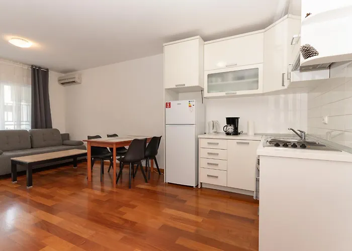 Martin Makarska, Close To The Апартаменты *