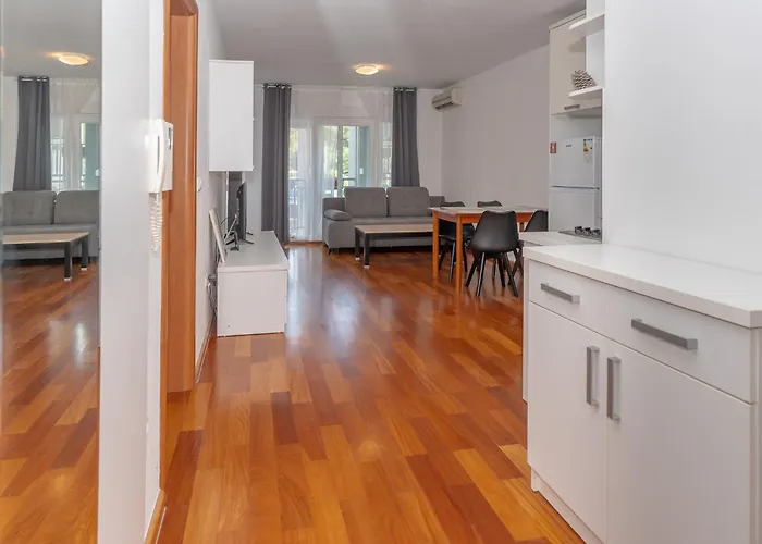 Martin Makarska, Close To The Апартаменты *