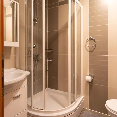 Daire Martin Makarska, Close To The