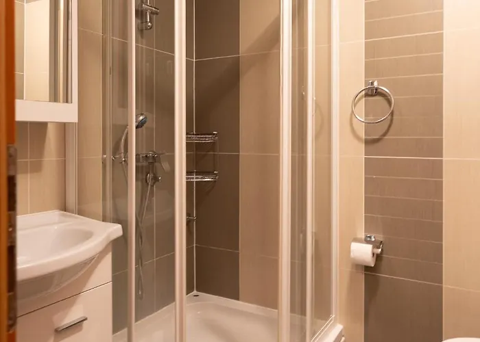 Daire Martin Makarska, Close To The