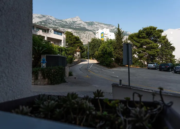 Daire Martin Makarska, Close To The