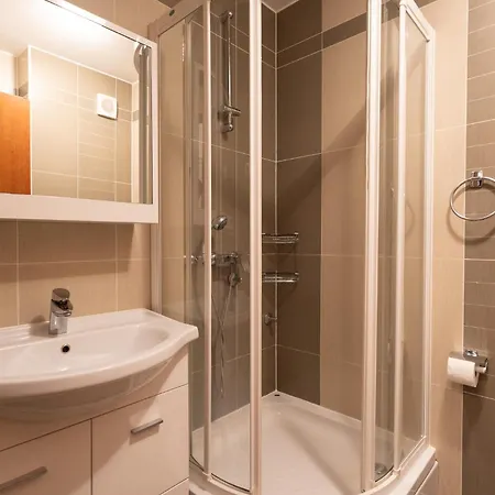 Martin Makarska, Close To The 아파트