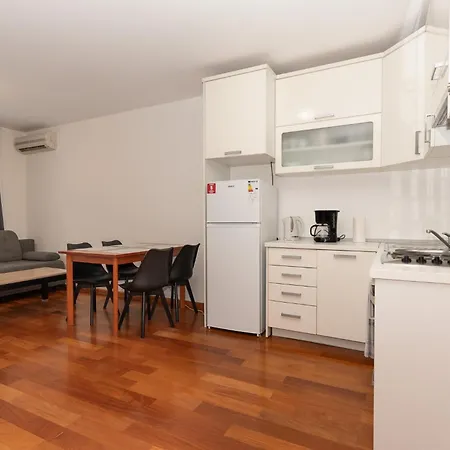 Martin Makarska, Close To The 아파트 *