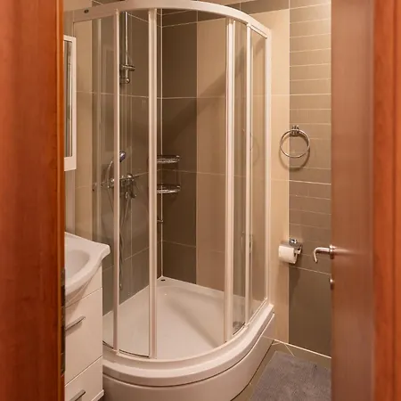 Martin Makarska, Close To The 아파트